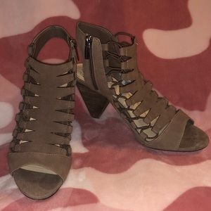 EUC Vince Camuto brown heel. Size US 8.5